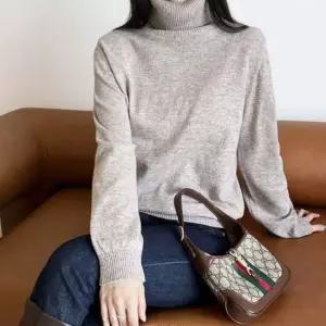 클래식 스타일 여자 캐시미어 베이직 목폴라니트