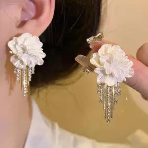 [디작소]여성 화이트 플라워 태슬 큐빅 귀걸이[은침] (31666482)