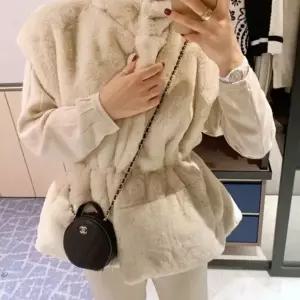 여성 페이크퍼 털조끼 레이어드 허리강조 2색 퍼아우터