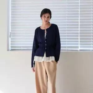 매장정품 PLASTIC ISLAND 플라스틱 아일랜드 스카시 조직 허리스트링 니트 가디건(PS7OK303) 1307501