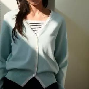 매장정품 PLASTIC ISLAND 플라스틱 아일랜드 에센셜 브이넥 가디건(PS7OK302) 1307423