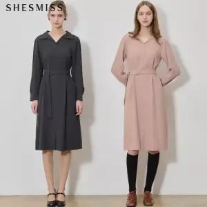 SHESMISS)] 클래시컬 오픈 카라 벨티드 원피스 택가격 318000원)