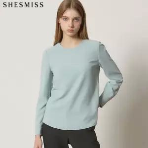 SHESMISS)] 실키 텍스처 베이직 라운드넥 블라우스 택가격 158000원)