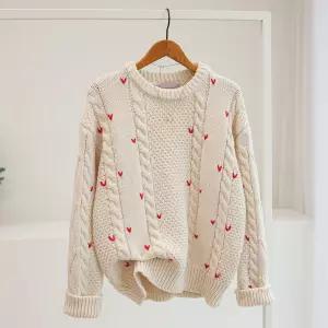 [잇수다] 샤다프 하트 자수 꽈배기 케이블 루즈핏 라운드 울 니트
