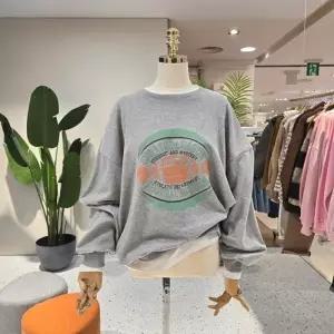 [대구백화점][에잇컨셉]풋볼 빈티지프린팅 맨투맨(C26B7FTS021)