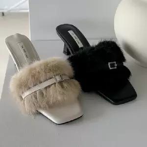 리얼밍크 퍼 트리밍 큐빅 스트랩 여성 미들힐 뮬 5FWY