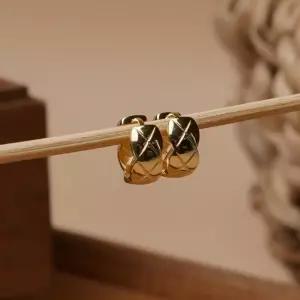 써지컬 제니 김고은 고윤정 차무희 샤 귀걸이 링 써지컬스틸 원터치 레이디두아 신혜선 볼드 여성 퀼팅 코코 크러쉬 여자 이어링 반지 목걸이 팔찌 이어커프 뱅글 크러시 퀄팅