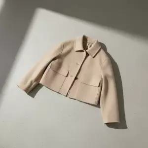 주크 정가 499,000원 싱글 카라 울 블렌디드 숏 코트 Z254MSG503