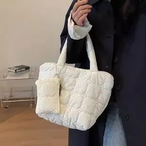 [패션] 파오치 포함 여성 귀여운 스타일 퀄팅 가방 토트백