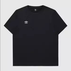 엄브로 베이직 폴리 스판 스몰로고 반팔 티셔츠 /  BLACK UR121SRS14