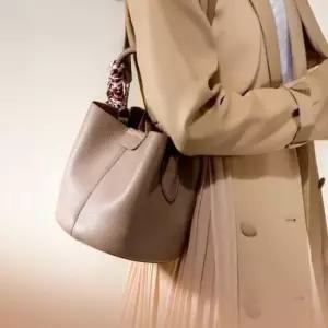 [패션] 텍스처 라운드 쉐입으로 완성된 데일리 버킷백 5FW