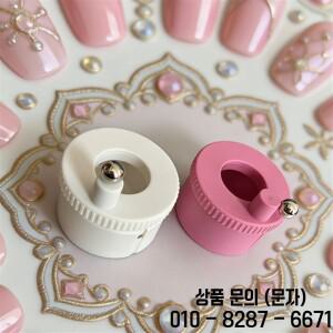 네일아트용 회전식 캣츠아이 자석이 유리 구슬을 자동으로 끌어들입니다. 초보자용 고양이 눈 아티팩트는