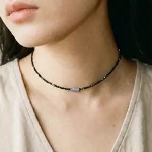 스카이 스톤 블랙 스피넬 원석 비즈 슬림 쇼트 초커 목걸이 써지컬스틸