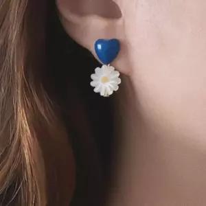 자개 플라워 데이지 드롭 컬러 하트 포스트 귀걸이 3color 핑크 블루 그린