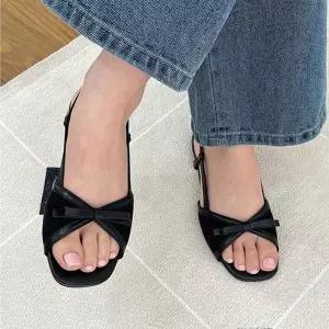 [에이치플러스몰]데이트 룩 여름 청바지 코디 오픈 리본 슬링백 샌들