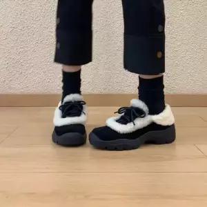 엘럽 여사친 기모 스트랩 털가보시 플랩 라운드 다크 캔버스화 키높이 원템5