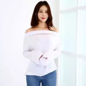 나팔소매 트임입술넥티 어깨트임티셔츠 입술넥티셔츠