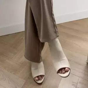 [라일리] Rly 오픈토 절개라인 슬림핏 미들굽 베이직 토오픈힐