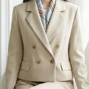 [하프클럽/]여성 투버튼 레이어드 크롭 자켓과 스카프 세트