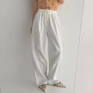 [하프클럽/]여성 핀턱 커브 절개 루즈핏 와이드 트레이닝 봄 바지