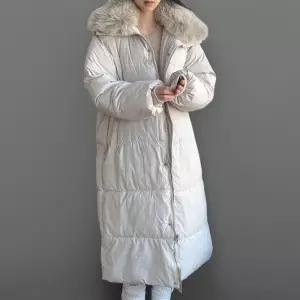 [신상오픈런]여성 퍼 트리밍 카라넥 스트링 롱패딩 겨울 점퍼 웰론 (44092010)