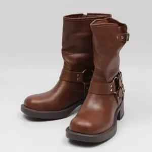 /옷자락 여자 트렌디 버클 미들 워커 부츠