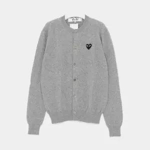 꼼데가르송 플레이 블랙 하트패치로고 울 크루넥 남성 가디건 AX N023 051 2