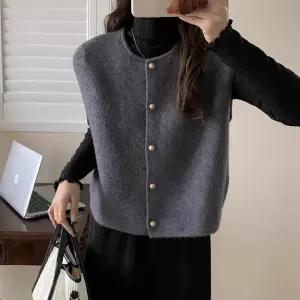 여자 라운드넥 금장 버튼 깔끔한 디자인 베스트 나시 가디건