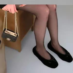 [신상오픈런]여성 겨울 시즌 리본 장식 퍼 발레 플랫 슈즈 (44092258)