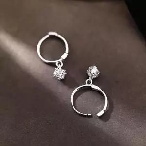 [신상오픈런]여성용 심플 큐빅 포인트 링 귀걸이 (44092190)