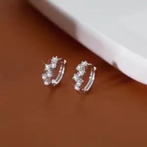 [신상오픈런]여성용 하프 서클 럭셔리 스톤 포인트 귀걸이 (44092188)