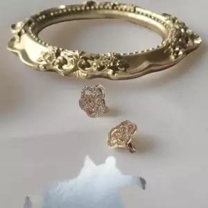 [신상오픈런]여성용 꽃무늬 큐빅 원터치 귀걸이 링 (44092174)