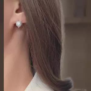 [신상오픈런]여성 원터치 큐빅 귀걸이 스타일 링 슈링클 (44092172)