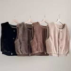[신상오픈런]여성 퍼 조끼 버튼 소프트 겨울룩 라운드 털 베스트 (44091803)