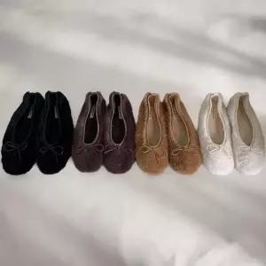 [신상오픈런]여성 겨울 시즌 리본 장식 퍼 플랫 슈즈 (44092257)