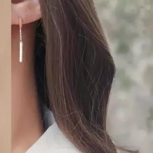 [신상오픈런]여성 심플 드롭형 직사각 큐빅 체인 귀걸이 (44092177)