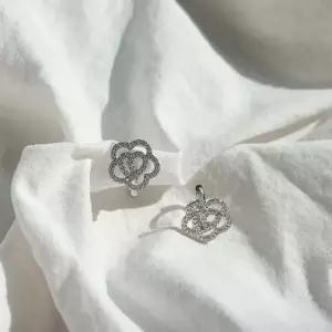 [신상오픈런]여성용 꽃무늬 큐빅 원터치 귀걸이 (44092175)
