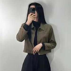 여성 스웨이드 절개 카라 크롭 자켓 무스탕