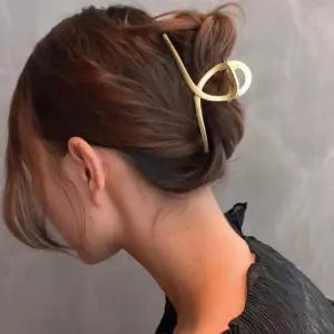 메탈 올림 헤어 장식 반 머리 집게 핀 1P 무광 골드 집게핀 헤어집게핀 머리집게핀