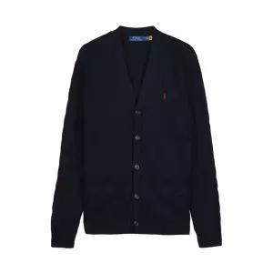[롯데백화점]폴로랄프로렌 SS26 남성 로고 케이블 가디건 710890548 004