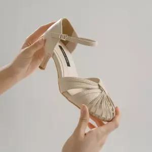 린지 미들힐 스트랩 샌들 6cm