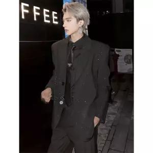 엘럽 남자 정장 자켓 결혼식 하객룩 별 반짝이 어깨 패드 코트 헤어스타일 캐주얼 원템1