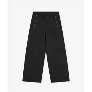 뉴발란스 NEW BALANCE NBNTG21323 UNI 2002 아카이브 카고 와이드 팬츠 (BLACK) NBNTG21323_19 451263