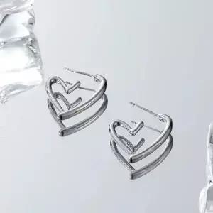 입체 아웃라인 서지컬 하트 귀걸이 실버 하트 귀장식 형링 광택링