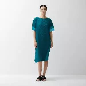 [플리츠미](대구신세계)[최초 판매가 158000원] 사선 컬러블럭 플리츠 원피스_EPOPM024025