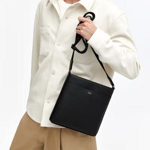 [AK플라자] [헤지스] [데일리] 블랙 로고배색 가죽 크로스백 HJBA6E892BK