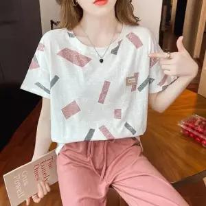 중년 여자 엄마 여름 외출 꽃무늬 패턴 화사한 반팔티