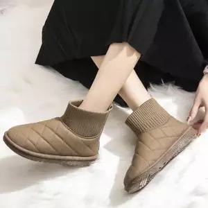 요즘핫한슈즈 여자 겨울 데이트 룩 따뜻한 털 안감 패딩 부츠 코디