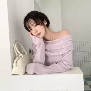 /옷자락 여자 데이트룩 페미닌 오프숄더 니트