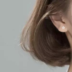 연골 귀걸이 서지컬 데이지 피어싱 꽃모양 이어링